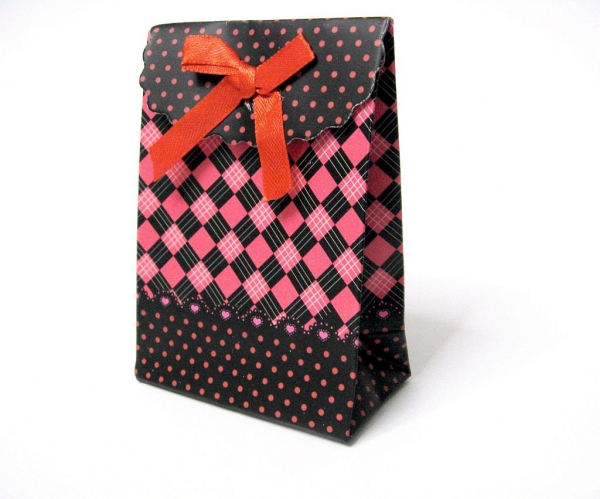 Stabile Geschenktasche aus Pappe mit Klettverschluss Pink-Schwarz